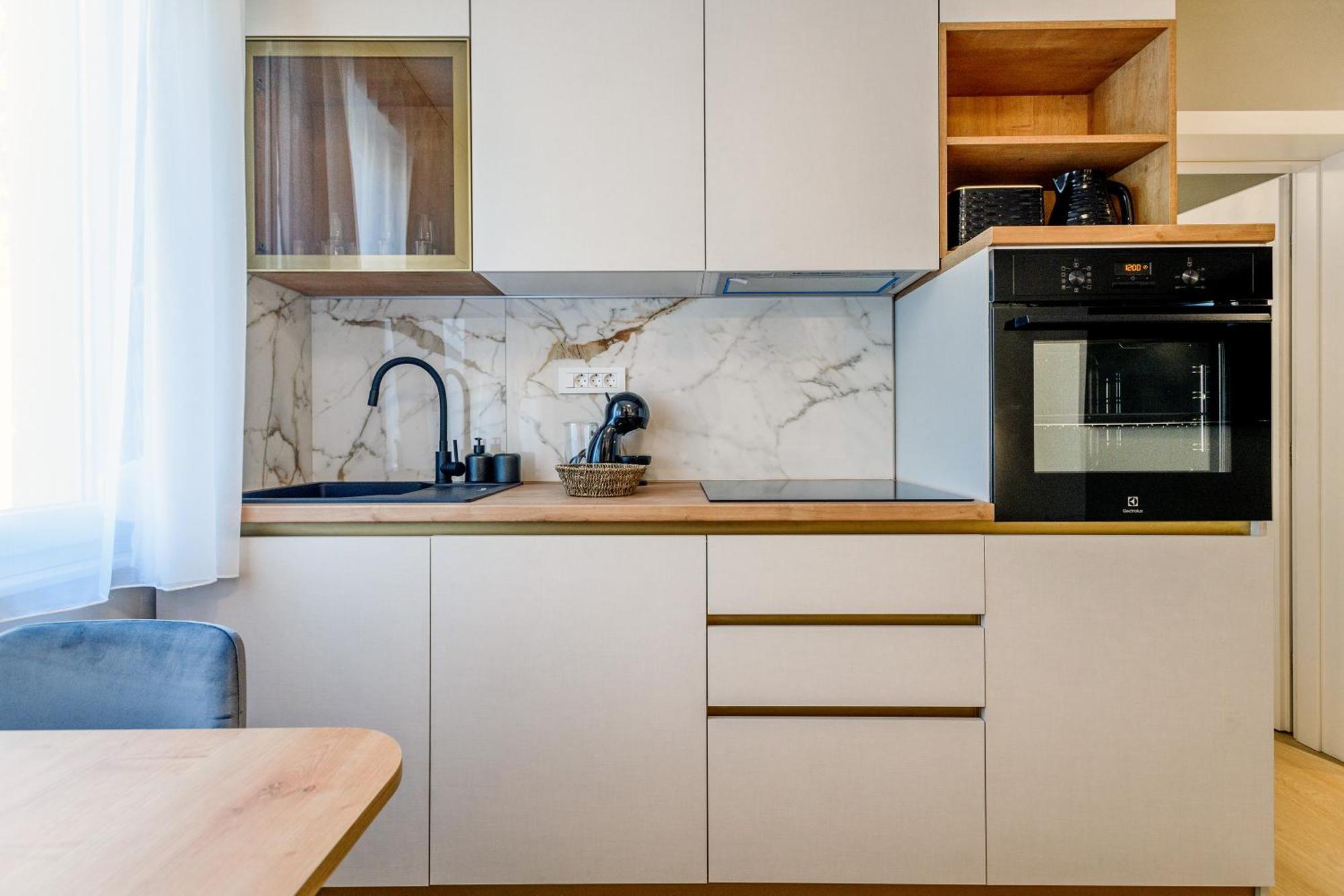 Stylish - Near Bridge Apartment